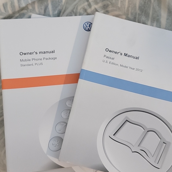 VW Paasat owners manual with leather case - Picture 4 of 4